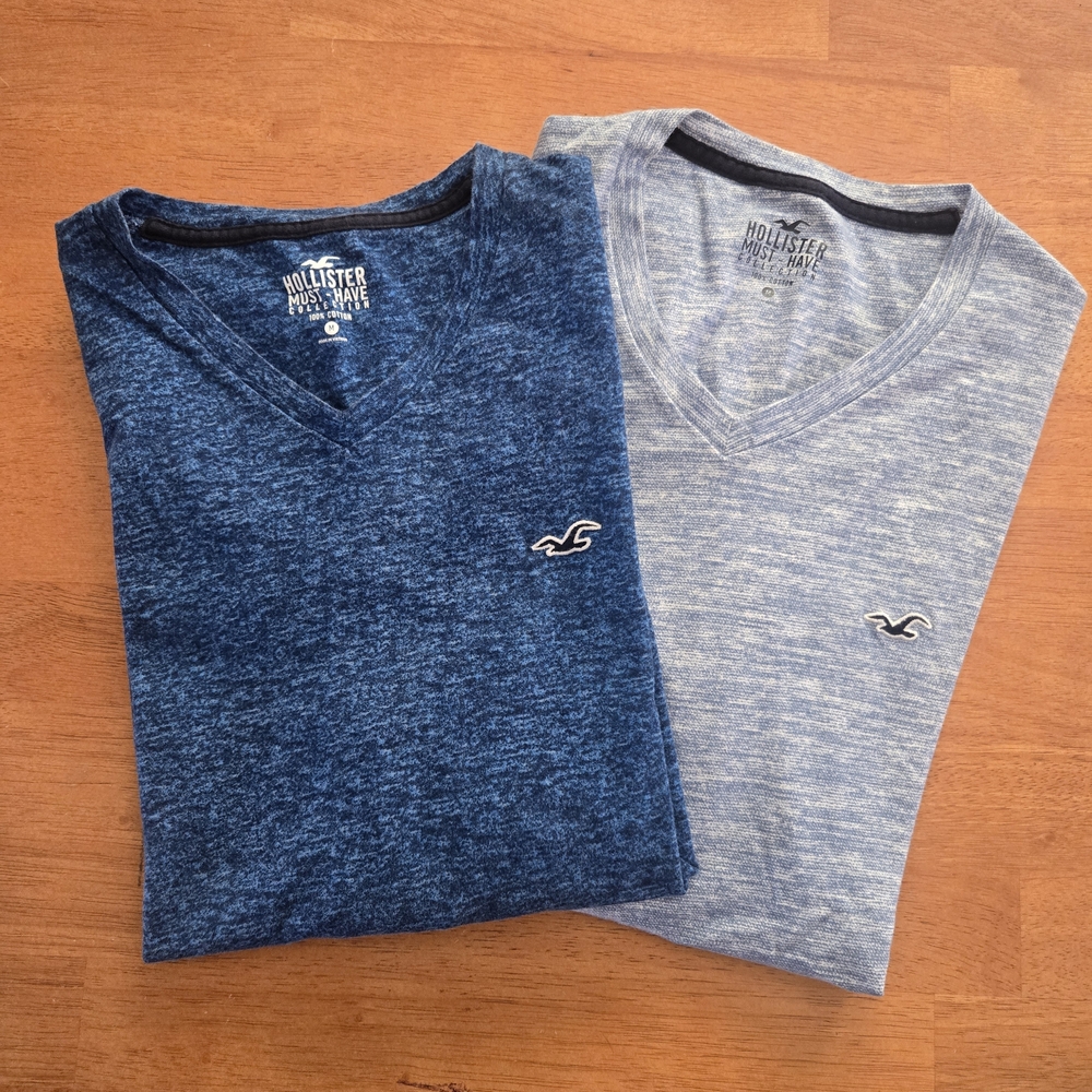 Hollister Pair of Heathered V‑Neck Tees in Navy Blue & Light Blue. Mens Med